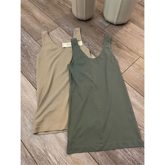 Yelete 2 Pack Seamless V U Neck Reversible Tank Top - Picture 12 of 12